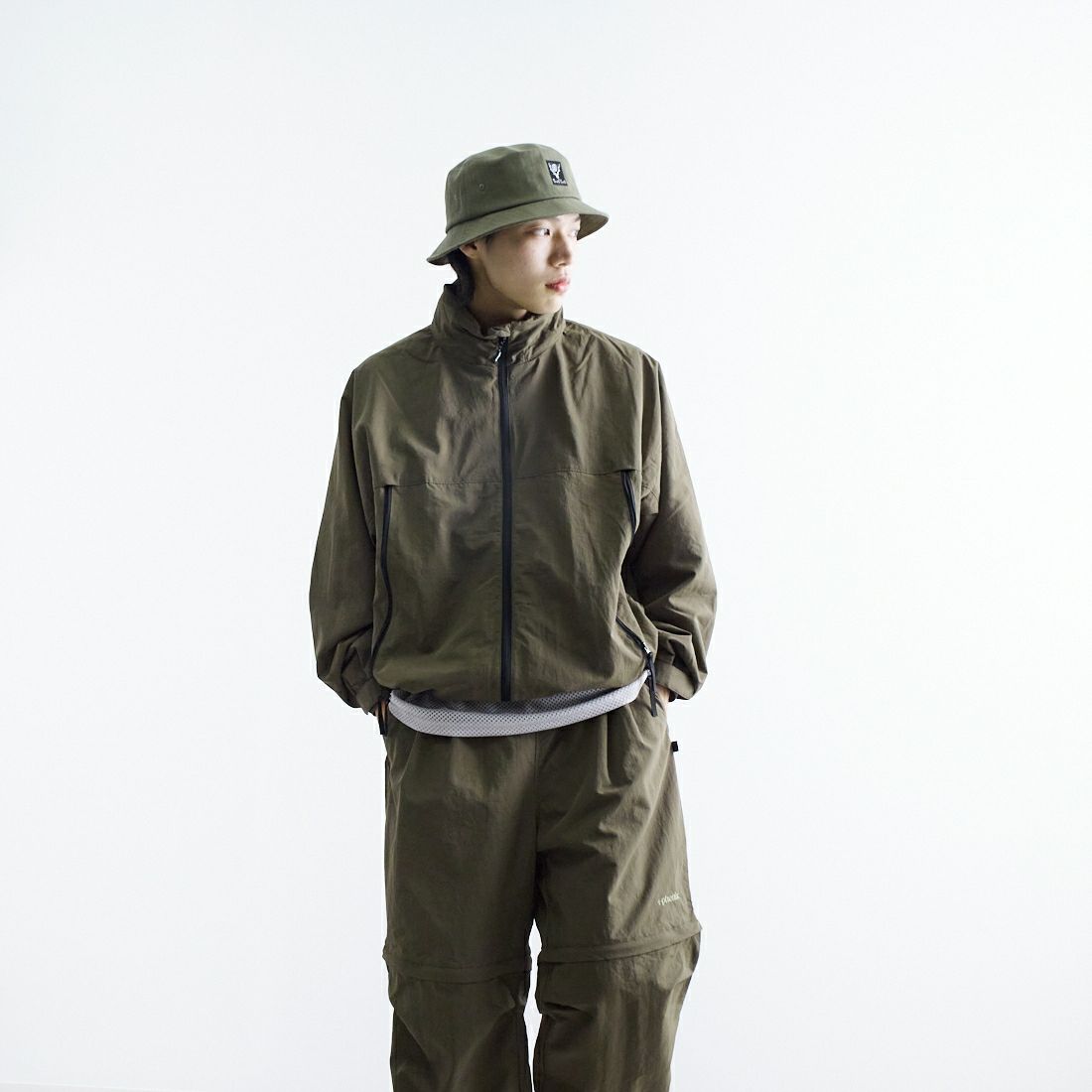 +phenix [プラスフェニックス] 別注 LEVEL7 ライトナイロンジャケット [POO-25023IN-JF] OLIVE &&モデル身長：179cm 着用サイズ：L&&