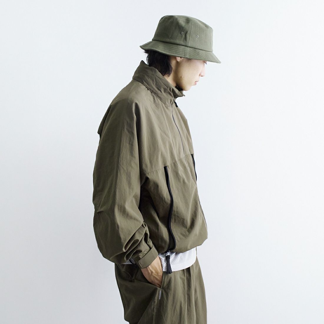 +phenix [プラスフェニックス] 別注 LEVEL7 ライトナイロンジャケット [POO-25023IN-JF] OLIVE &&モデル身長：179cm 着用サイズ：L&&