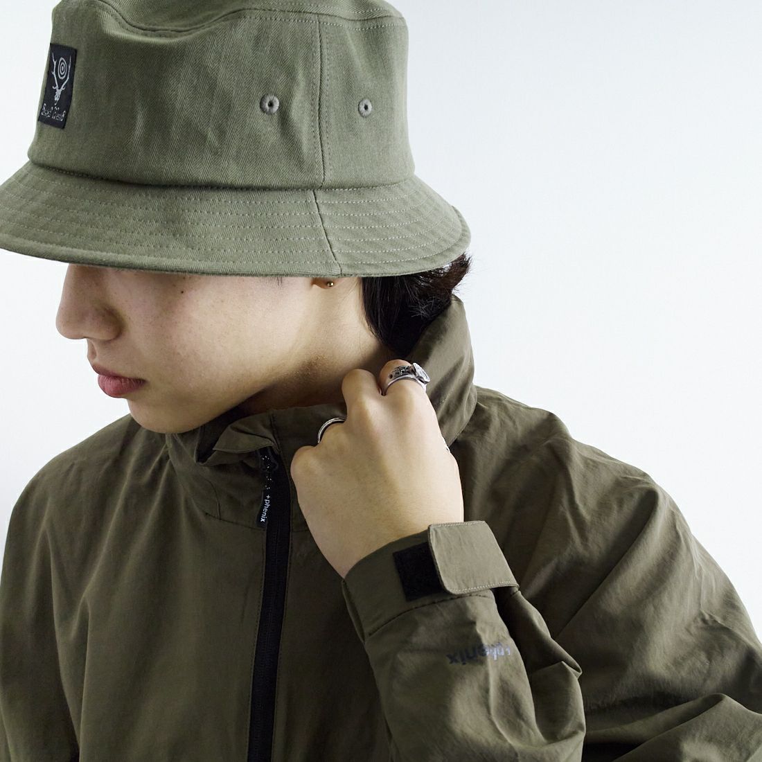 +phenix [プラスフェニックス] 別注 LEVEL7 ライトナイロンジャケット [POO-25023IN-JF] OLIVE &&モデル身長：179cm 着用サイズ：L&&