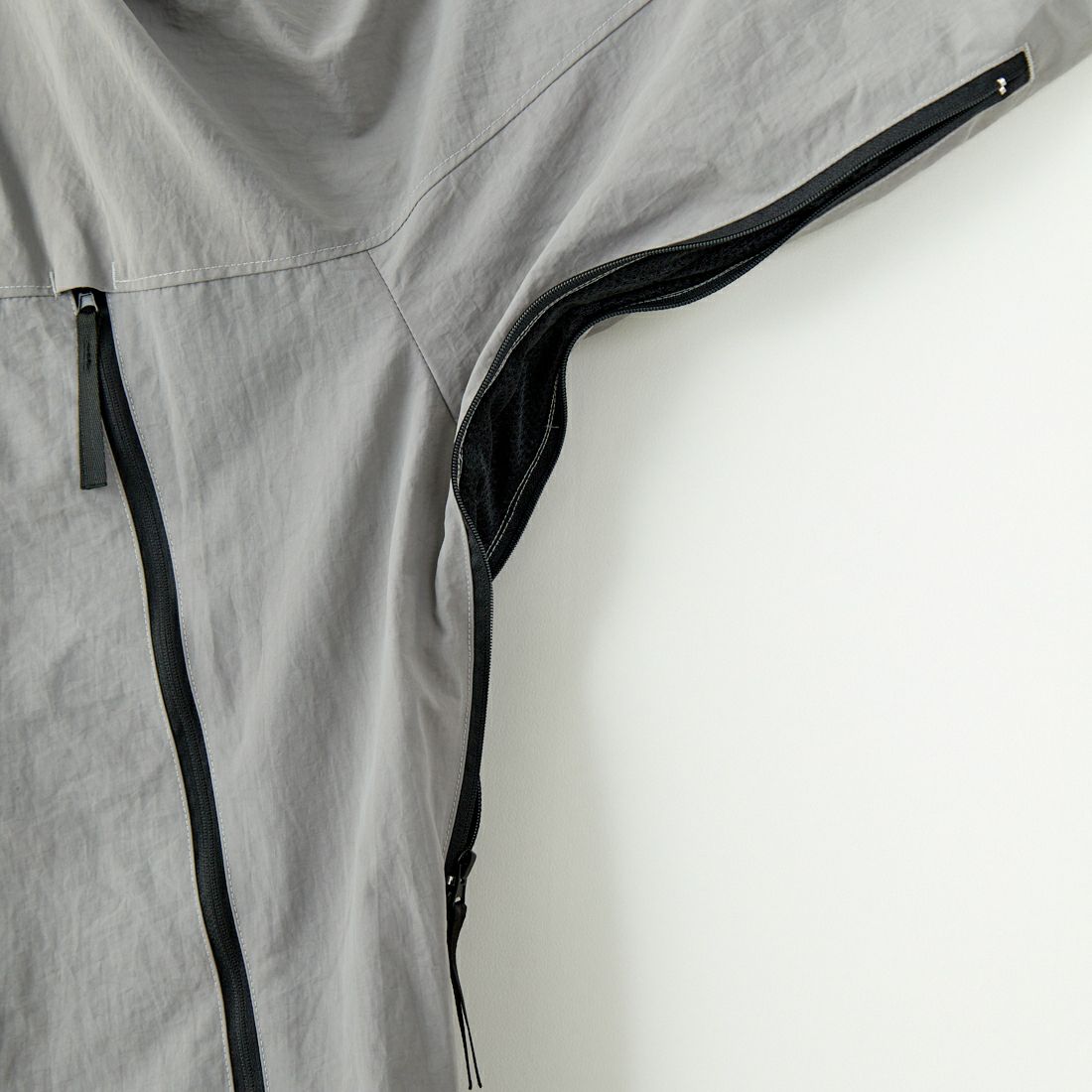 +phenix [プラスフェニックス] 別注 LEVEL7 ライトナイロンジャケット [POO-25023IN-JF] GRAY