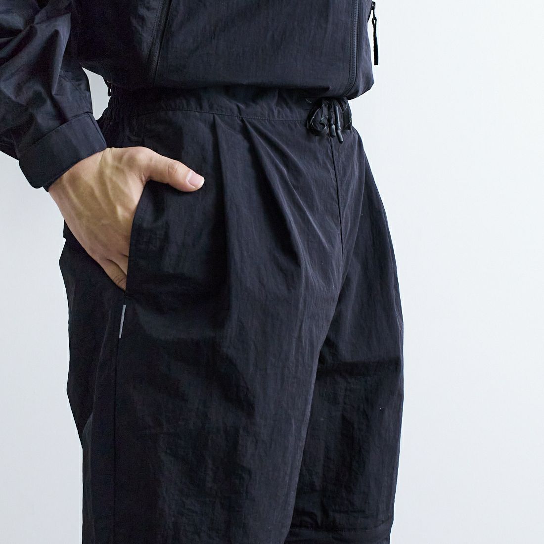 +phenix [プラスフェニックス] 別注 2WAY ナイロンタッサーコンバーチブルパンツ [POB-25007IN-JF] BLACK &&モデル身長：179cm 着用サイズ：L&&