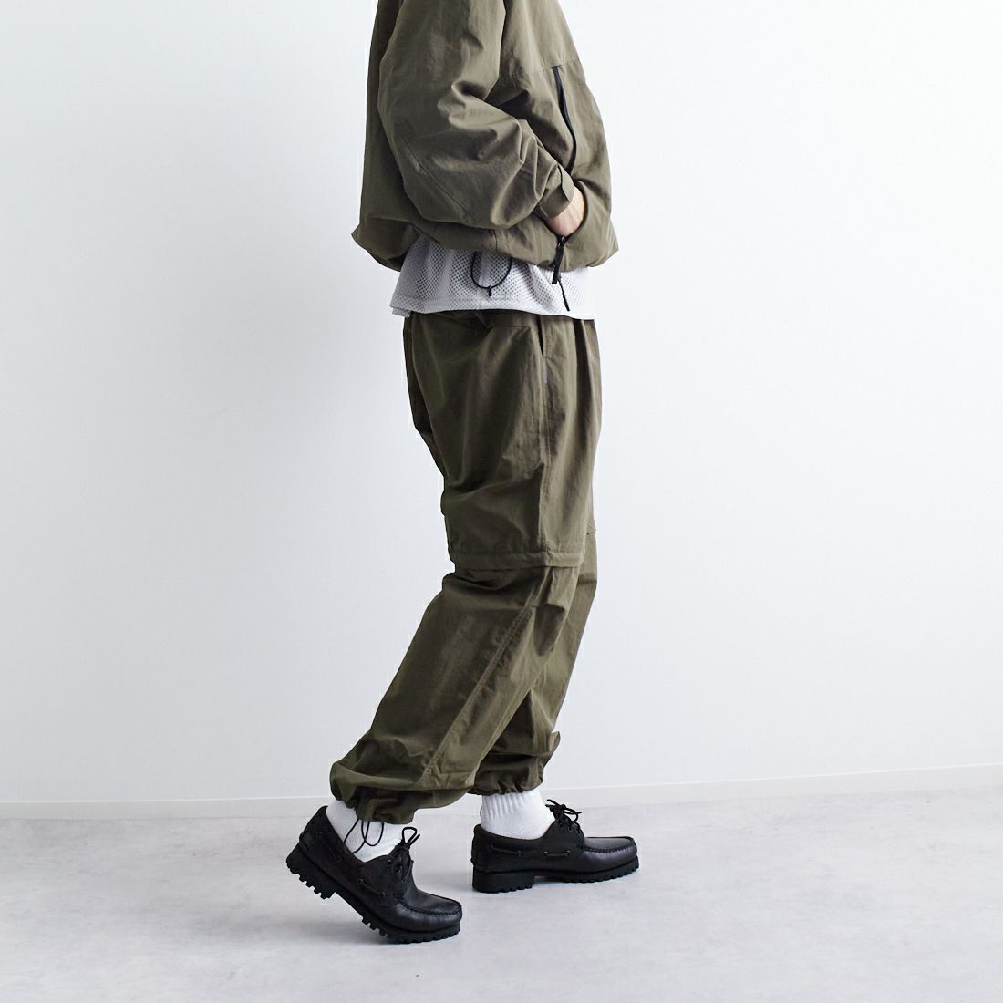 +phenix [プラスフェニックス] 別注 2WAY ナイロンタッサーコンバーチブルパンツ [POB-25007IN-JF] OLIVE &&モデル身長：179cm 着用サイズ：L&&