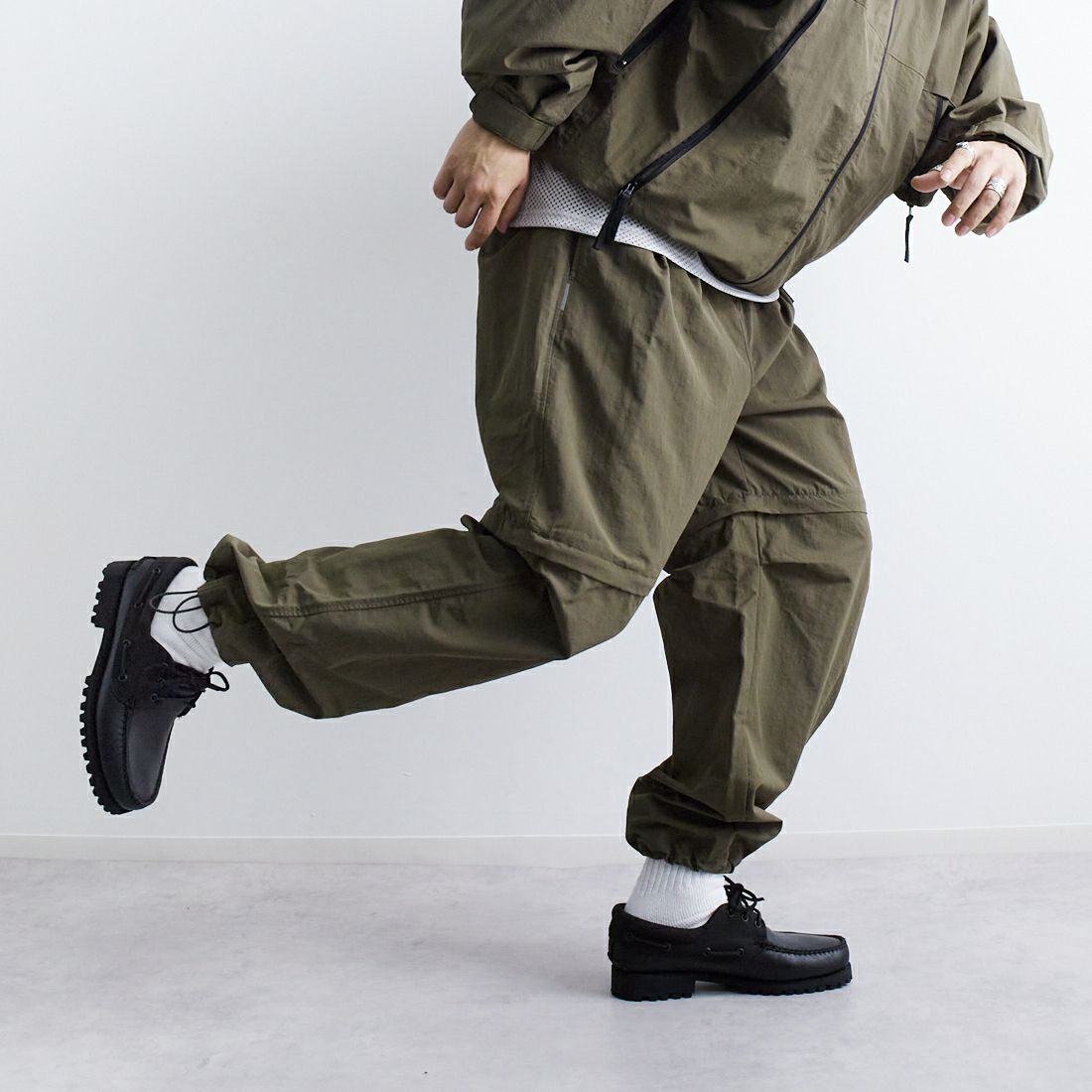 +phenix [プラスフェニックス] 別注 2WAY ナイロンタッサーコンバーチブルパンツ [POB-25007IN-JF] OLIVE &&モデル身長：179cm 着用サイズ：L&&