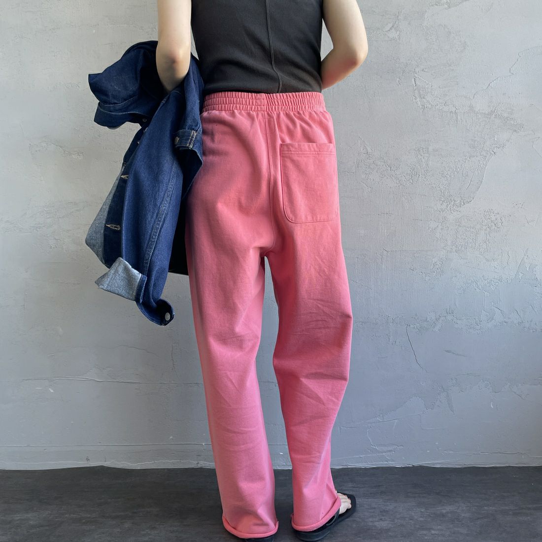 HANDTEX [ハンドテックス] 別注 ワンポイントロゴ ワイドストレートスウェットパンツ [HT1-PT-IN5-JF] ﾋﾟﾝｸ &&モデル身長：158cm 着用サイズ：F&&