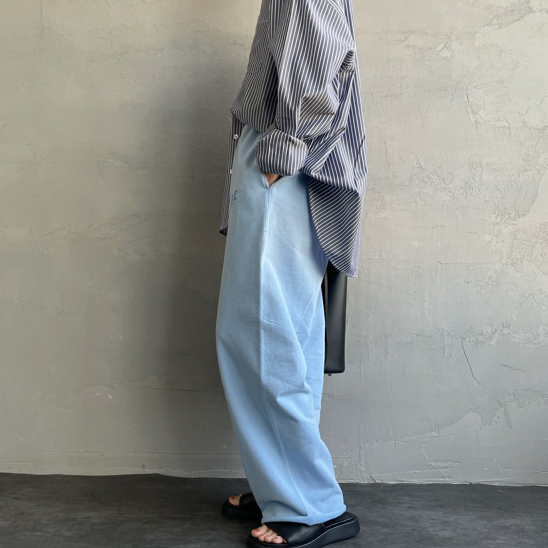 HANDTEX [ハンドテックス] 別注 ワンポイントロゴ ワイドストレートスウェットパンツ [HT1-PT-IN5-JF] ｻｯｸｽ &&モデル身長：158cm 着用サイズ：F&&