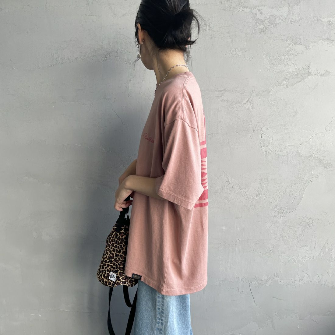 PENDLETON [ペンドルトン] 別注 ピグメント染め ネイティブ柄バックプリントTシャツ [5275-0206-JF] PINK &&モデル身長：160cm 着用サイズ：S&&
