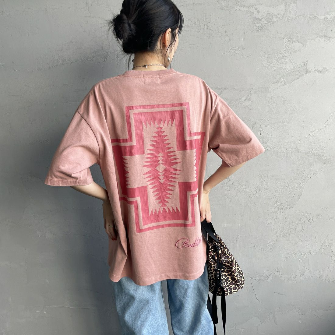 PENDLETON [ペンドルトン] 別注 ピグメント染め ネイティブ柄バックプリントTシャツ [5275-0206-JF] PINK &&モデル身長：160cm 着用サイズ：S&&