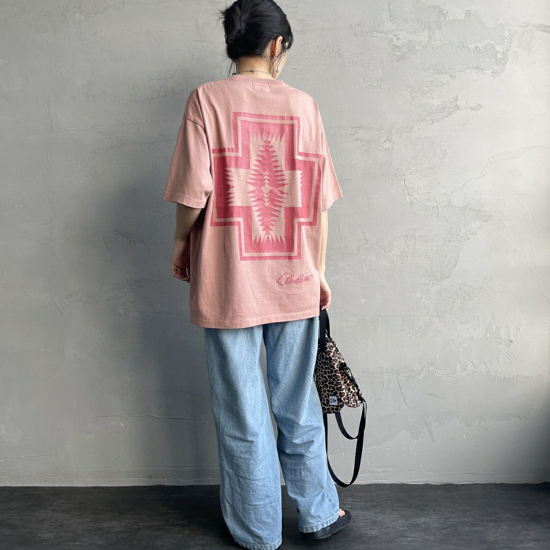 PENDLETON [ペンドルトン] 別注 ピグメント染め ネイティブ柄バックプリントTシャツ [5275-0206-JF] PINK &&モデル身長：160cm 着用サイズ：S&&