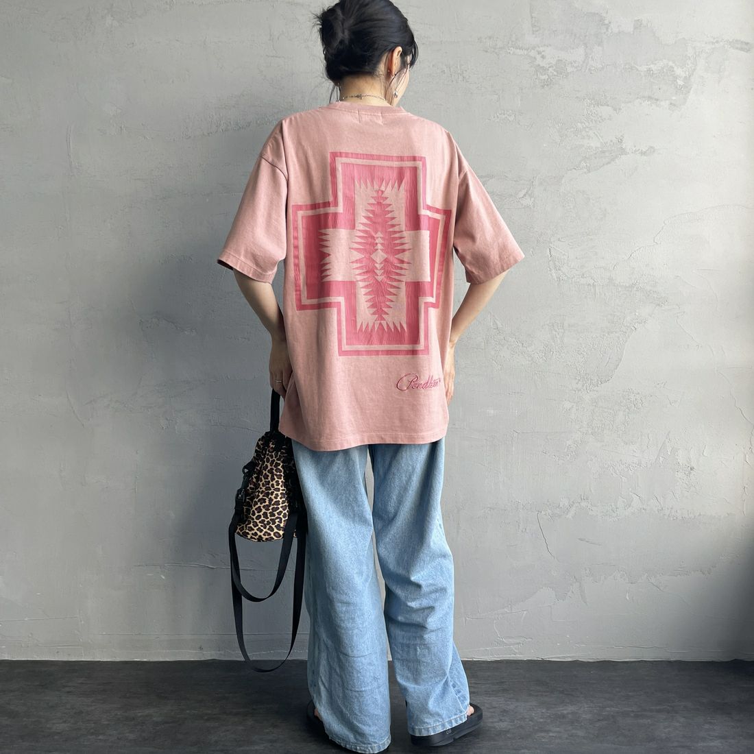 PENDLETON [ペンドルトン] 別注 ピグメント染め ネイティブ柄バックプリントTシャツ [5275-0206-JF] PINK &&モデル身長：160cm 着用サイズ：S&&
