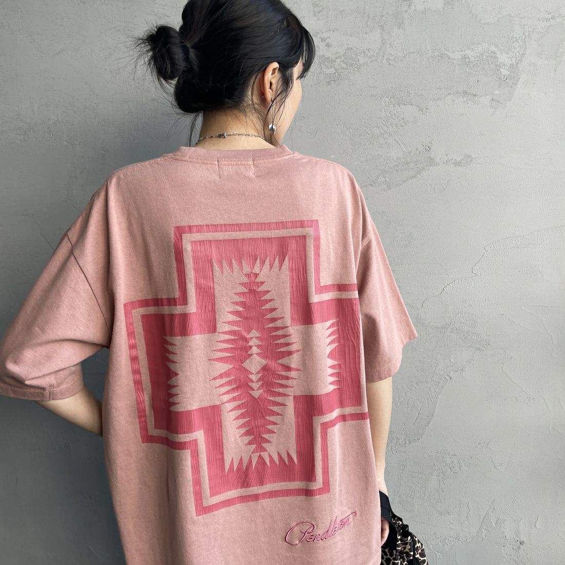 PENDLETON [ペンドルトン] 別注 ピグメント染め ネイティブ柄バックプリントTシャツ [5275-0206-JF] PINK
