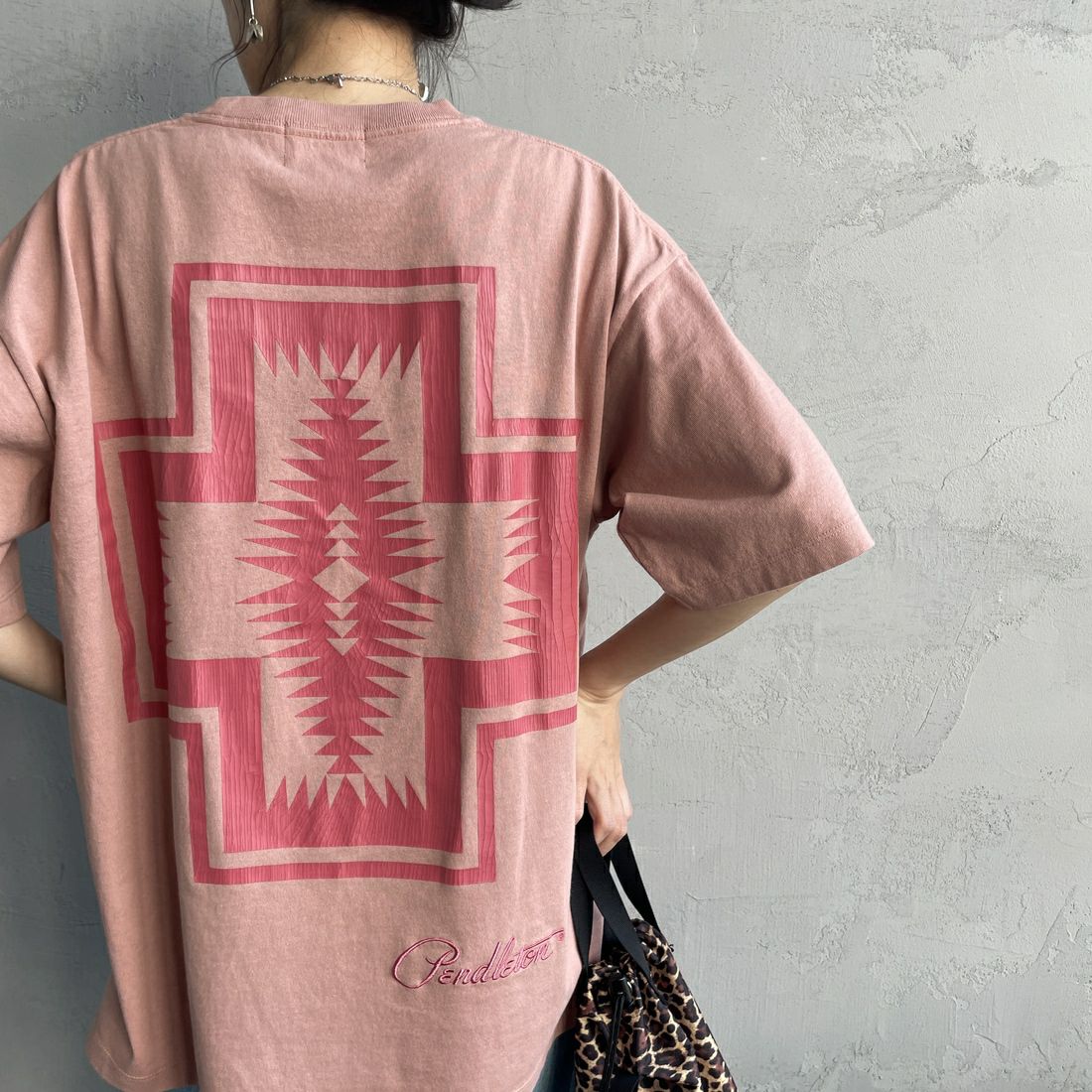 PENDLETON [ペンドルトン] 別注 ピグメント染め ネイティブ柄バックプリントTシャツ [5275-0206-JF] PINK