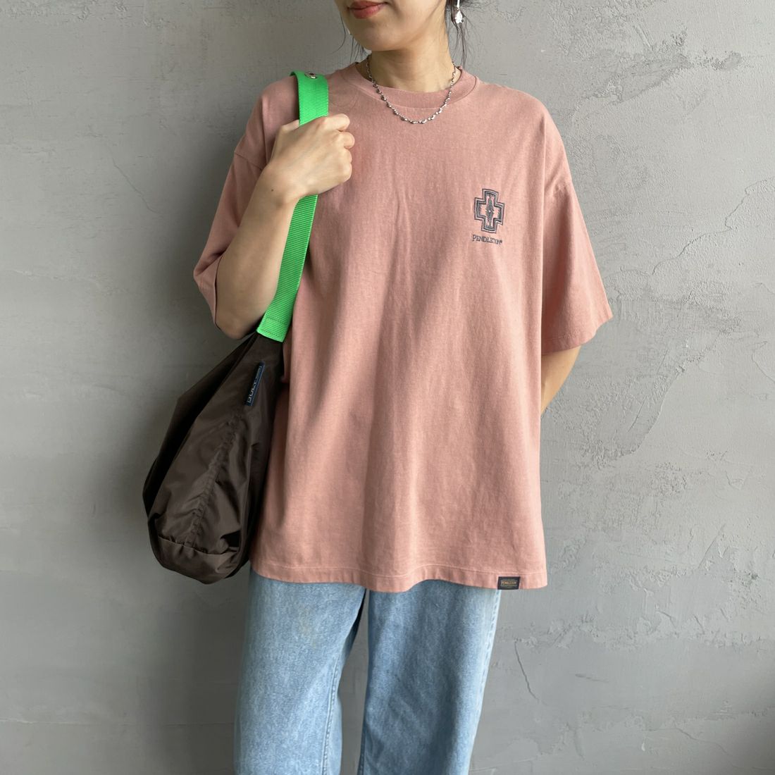 PENDLETON [ペンドルトン] 別注 ピグメント染め ヒストリーロゴバックプリントTシャツ [5275-0207-JF] PINK &&モデル身長：160cm 着用サイズ：S&&