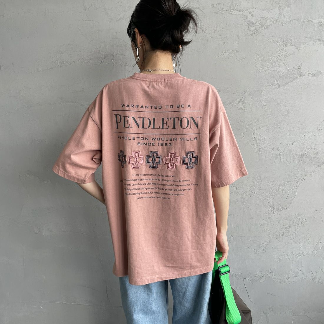 PENDLETON [ペンドルトン] 別注 ピグメント染め ヒストリーロゴバックプリントTシャツ [5275-0207-JF] PINK &&モデル身長：160cm 着用サイズ：S&&