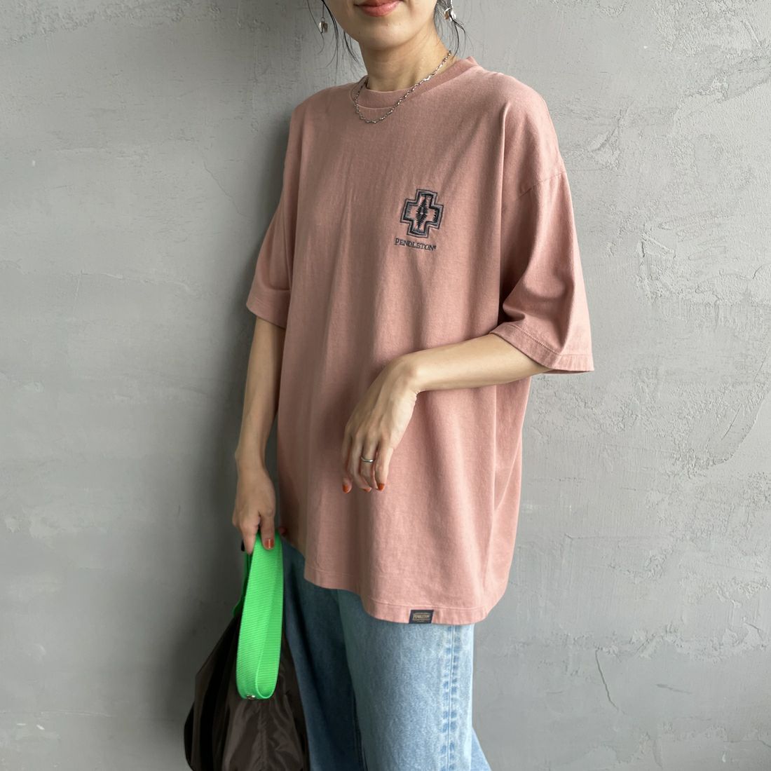 PENDLETON [ペンドルトン] 別注 ピグメント染め ヒストリーロゴバックプリントTシャツ [5275-0207-JF] PINK &&モデル身長：160cm 着用サイズ：S&&