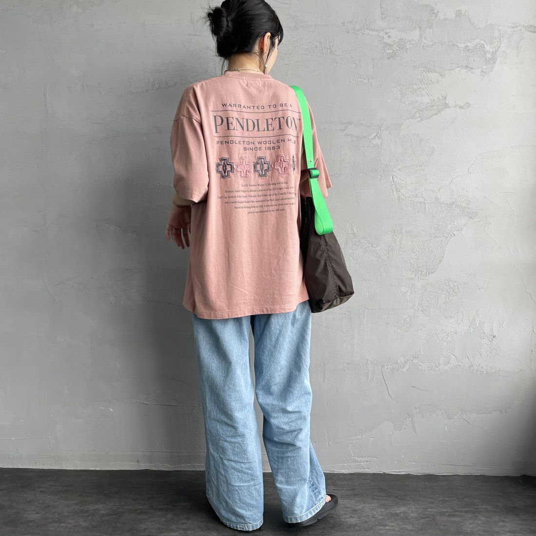 PENDLETON [ペンドルトン] 別注 ピグメント染め ヒストリーロゴバックプリントTシャツ [5275-0207-JF] PINK &&モデル身長：160cm 着用サイズ：S&&