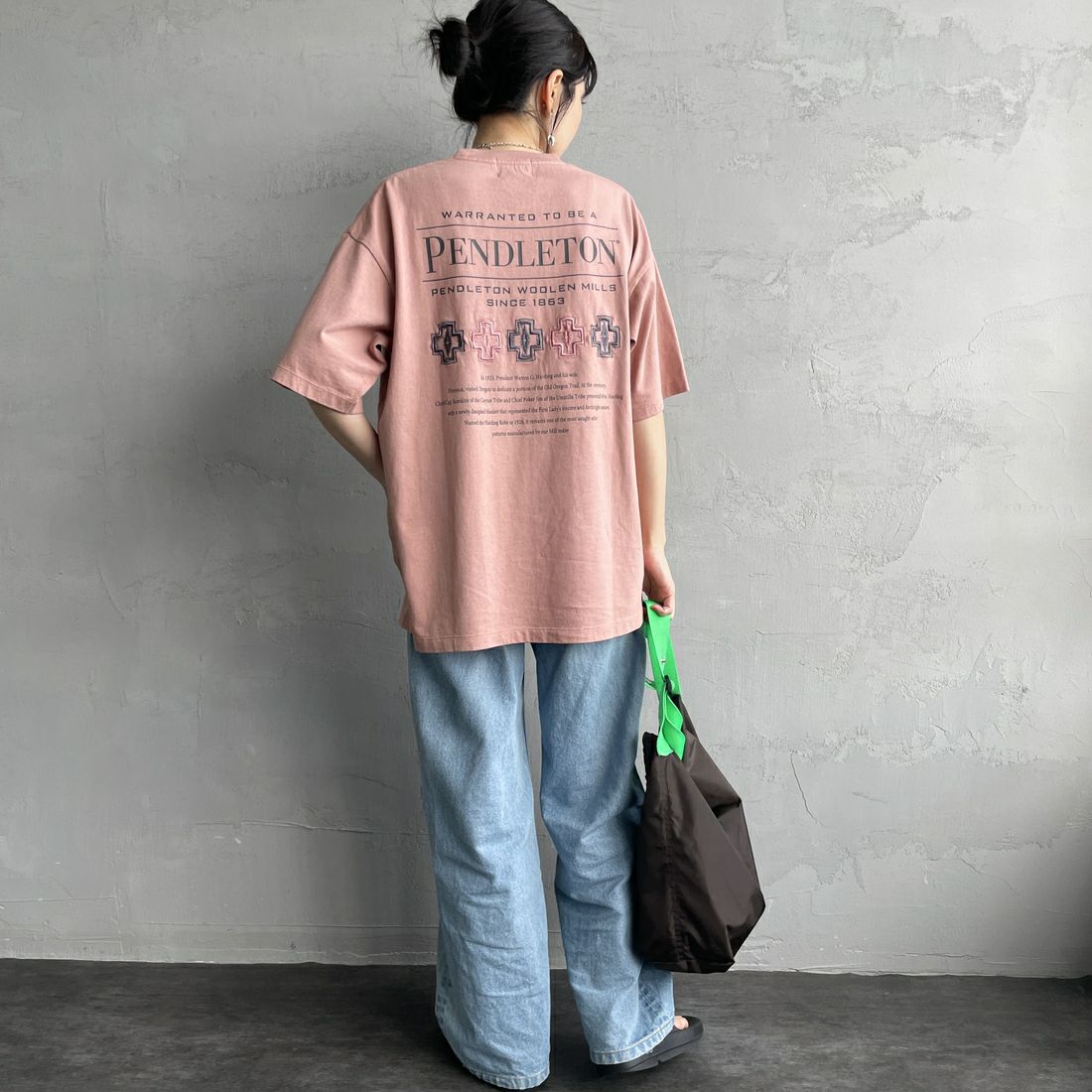 PENDLETON [ペンドルトン] 別注 ピグメント染め ヒストリーロゴバックプリントTシャツ [5275-0207-JF] PINK &&モデル身長：160cm 着用サイズ：S&&