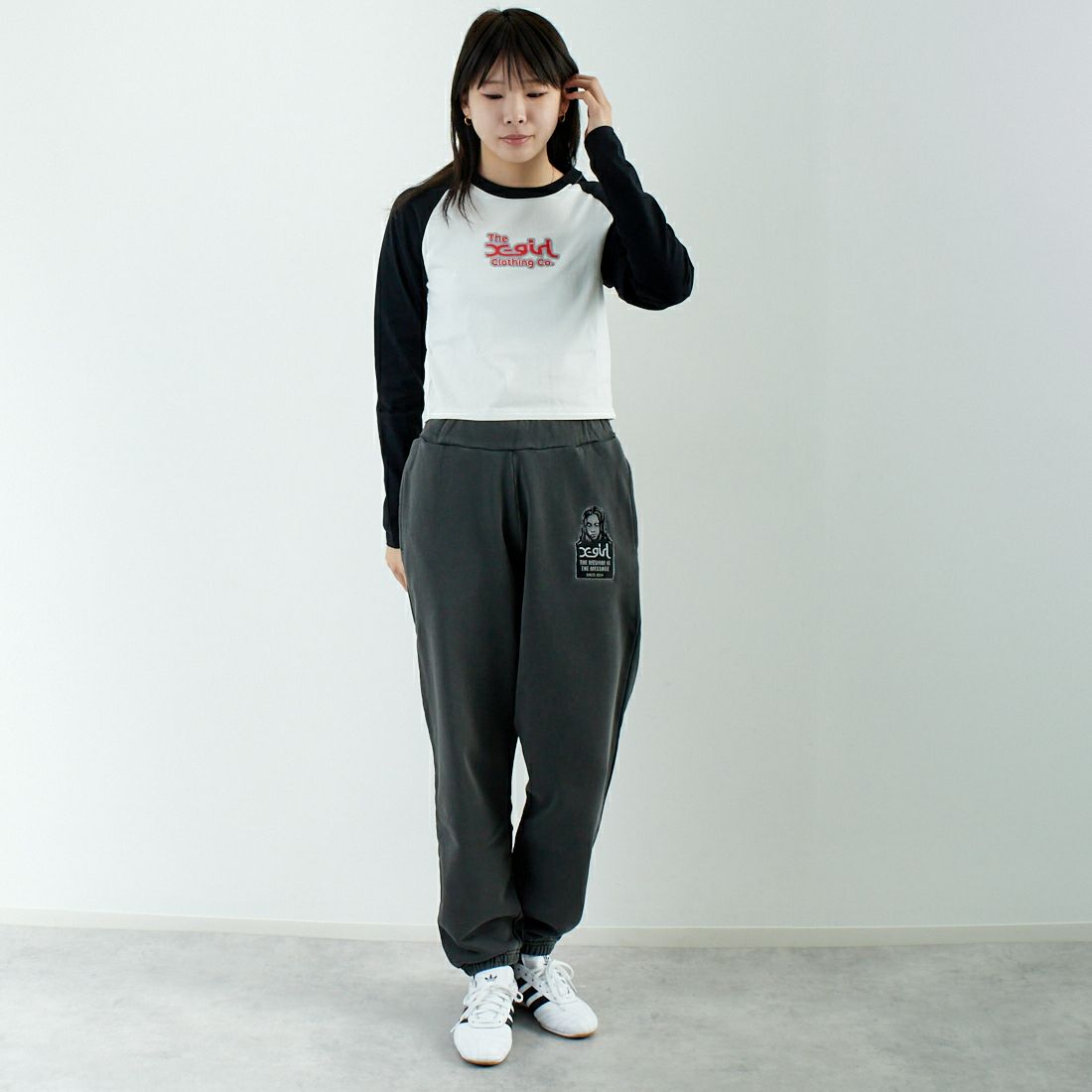 X-girl [エックスガール] ラフミルズロゴ ロングスリーブクロップドTシャツ [105251011017] WHITE &&モデル身長：167cm 着用サイズ：M&&
