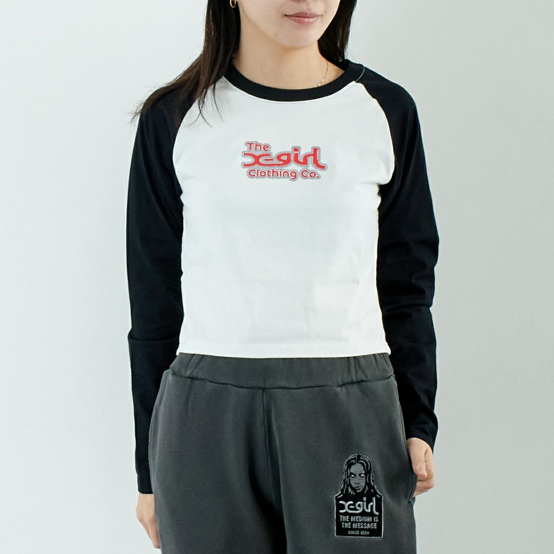 X-girl [エックスガール] ラフミルズロゴ ロングスリーブクロップドTシャツ [105251011017] WHITE &&モデル身長：167cm 着用サイズ：M&&