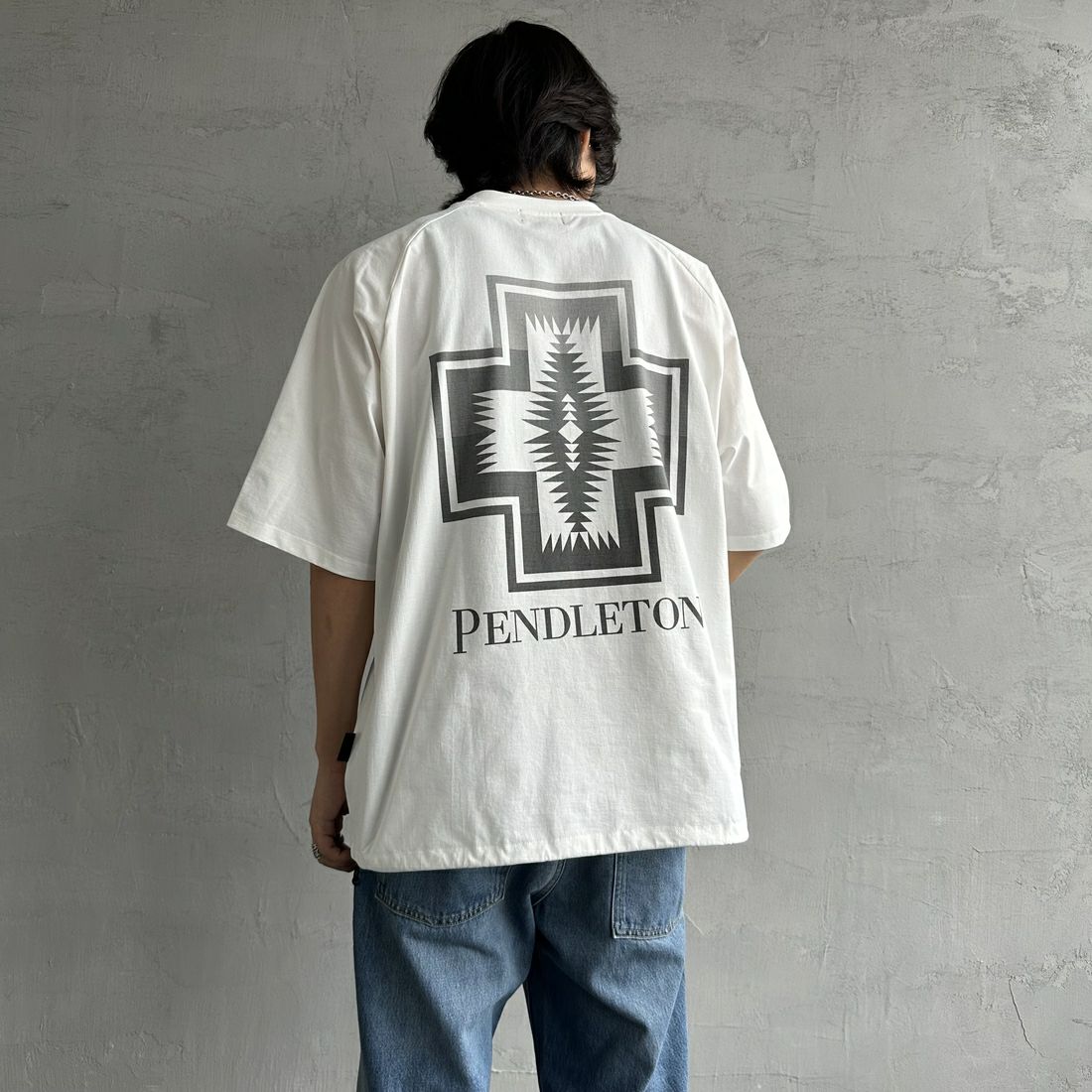 PENDLETON [ペンドルトン] 別注 ドローコード付き ネイティブ柄バックプリントTシャツ [5275-0204-JF] WHITE &&モデル身長：179cm 着用サイズ：XL&&