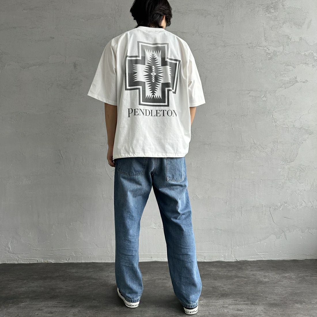 PENDLETON [ペンドルトン] 別注 ドローコード付き ネイティブ柄バックプリントTシャツ [5275-0204-JF] WHITE &&モデル身長：179cm 着用サイズ：XL&&