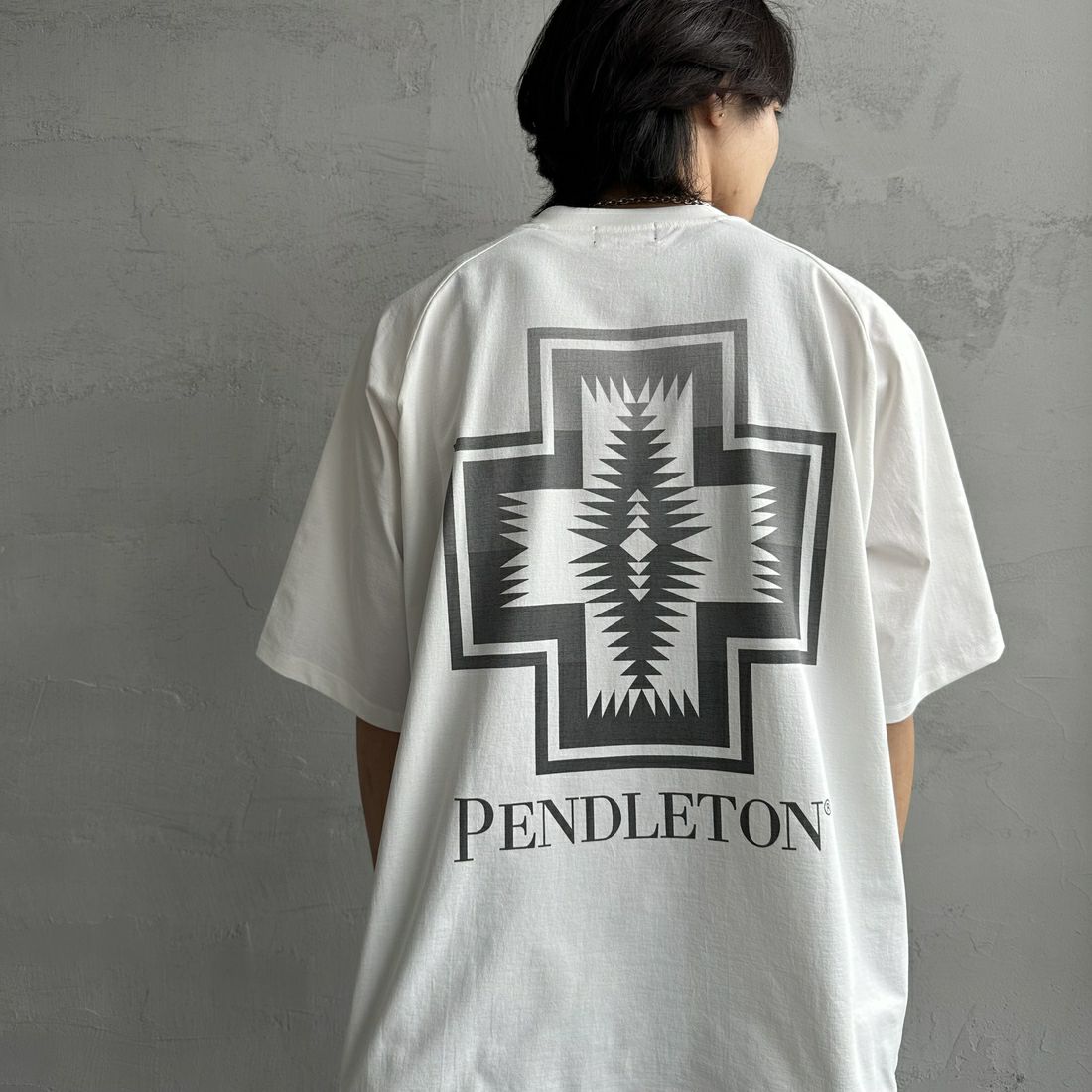 PENDLETON [ペンドルトン] 別注 ドローコード付き ネイティブ柄バックプリントTシャツ [5275-0204-JF] WHITE &&モデル身長：179cm 着用サイズ：XL&&