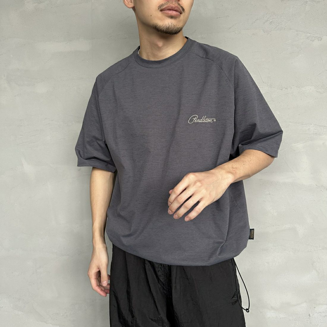 PENDLETON [ペンドルトン] 別注 ドローコード付き ネイティブ柄バックプリントTシャツ [5275-0204-JF] CHARCOAL &&モデル身長：168cm 着用サイズ：M&&