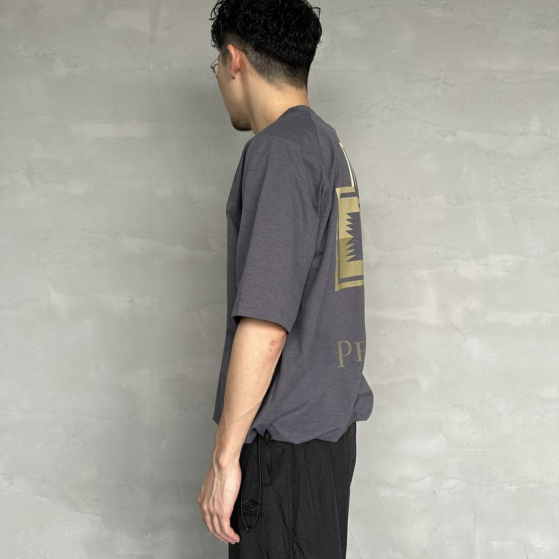 PENDLETON [ペンドルトン] 別注 ドローコード付き ネイティブ柄バックプリントTシャツ [5275-0204-JF] CHARCOAL &&モデル身長：168cm 着用サイズ：M&&