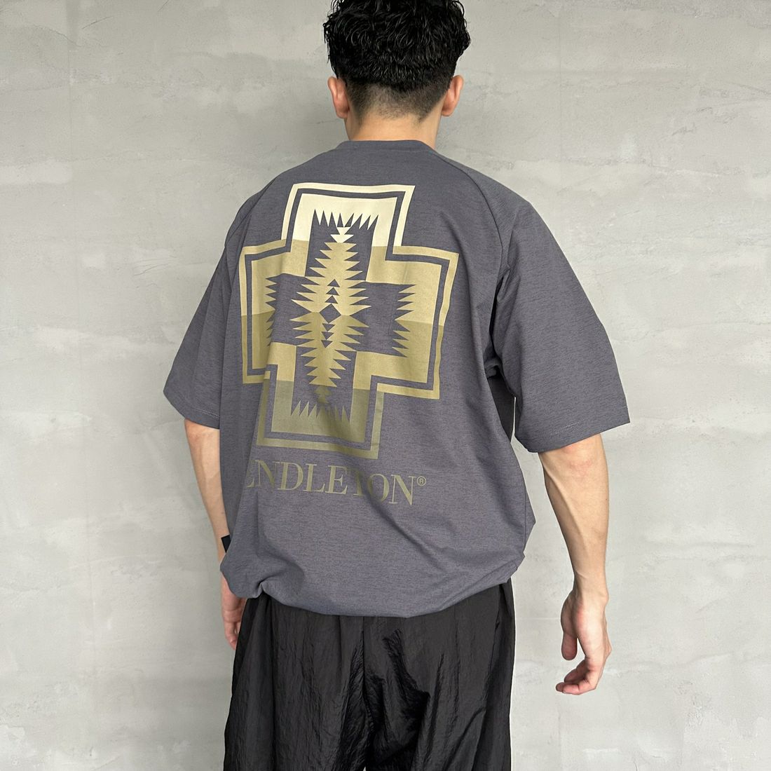 PENDLETON [ペンドルトン] 別注 ドローコード付き ネイティブ柄バックプリントTシャツ [5275-0204-JF] CHARCOAL &&モデル身長：168cm 着用サイズ：M&&