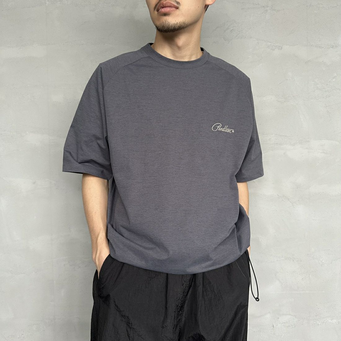 PENDLETON [ペンドルトン] 別注 ドローコード付き ネイティブ柄バックプリントTシャツ [5275-0204-JF] CHARCOAL &&モデル身長：168cm 着用サイズ：M&&