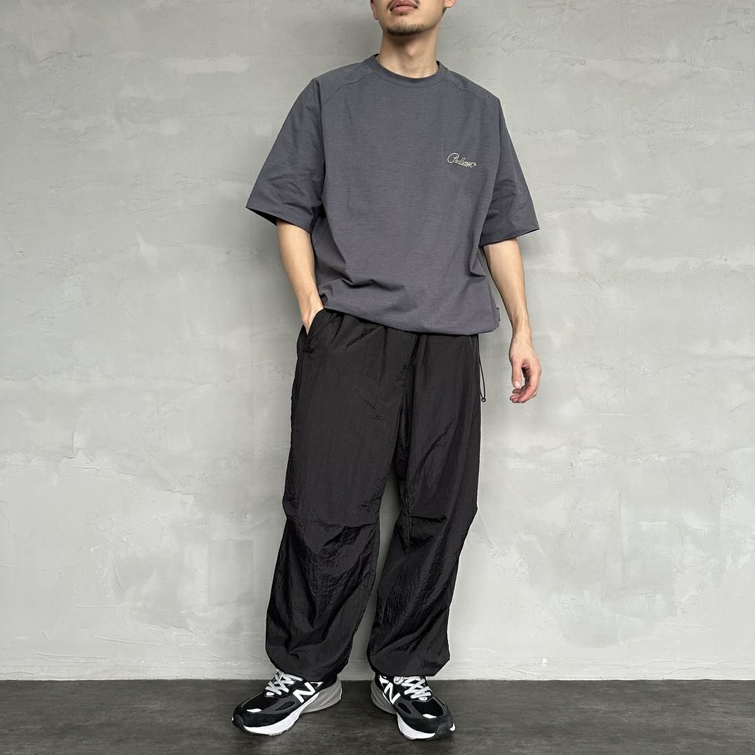 PENDLETON [ペンドルトン] 別注 ドローコード付き ネイティブ柄バックプリントTシャツ [5275-0204-JF] CHARCOAL &&モデル身長：168cm 着用サイズ：M&&