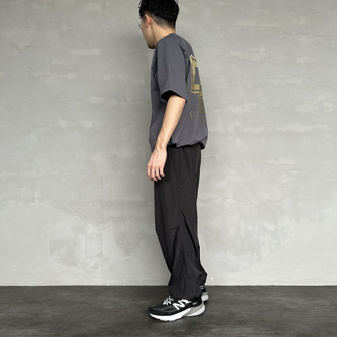 PENDLETON [ペンドルトン] 別注 ドローコード付き ネイティブ柄バックプリントTシャツ [5275-0204-JF] CHARCOAL &&モデル身長：168cm 着用サイズ：M&&