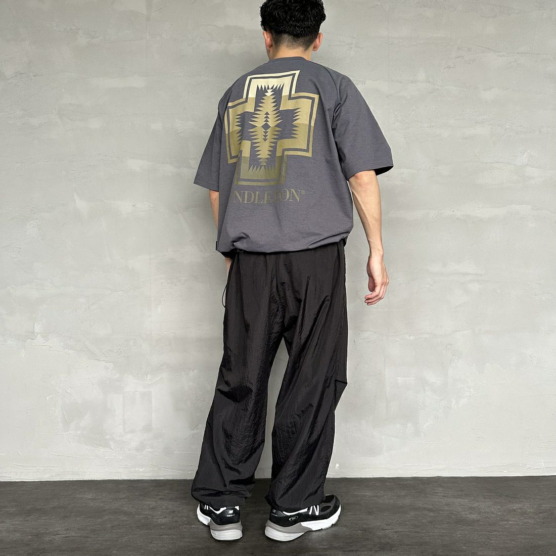 PENDLETON [ペンドルトン] 別注 ドローコード付き ネイティブ柄バックプリントTシャツ [5275-0204-JF] CHARCOAL &&モデル身長：168cm 着用サイズ：M&&