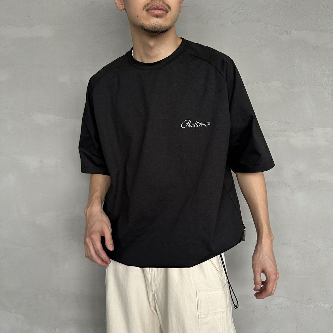 PENDLETON [ペンドルトン] 別注 ドローコード付き ネイティブ柄バックプリントTシャツ [5275-0204-JF] BLACK &&モデル身長：168cm 着用サイズ：L&&