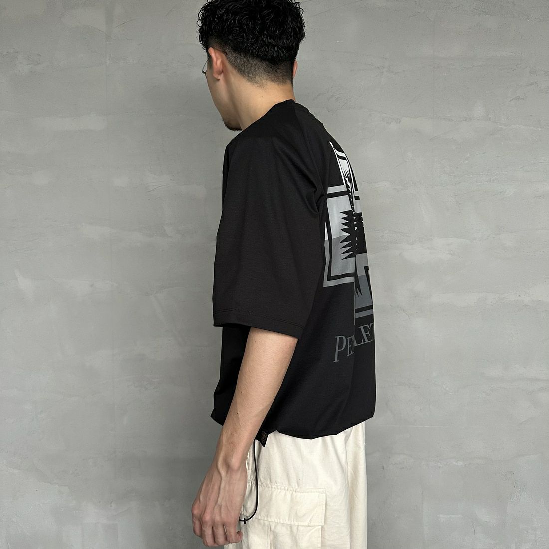 PENDLETON [ペンドルトン] 別注 ドローコード付き ネイティブ柄バックプリントTシャツ [5275-0204-JF] BLACK &&モデル身長：168cm 着用サイズ：L&&