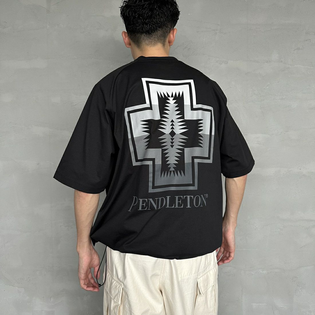 PENDLETON [ペンドルトン] 別注 ドローコード付き ネイティブ柄バックプリントTシャツ [5275-0204-JF] BLACK &&モデル身長：168cm 着用サイズ：L&&