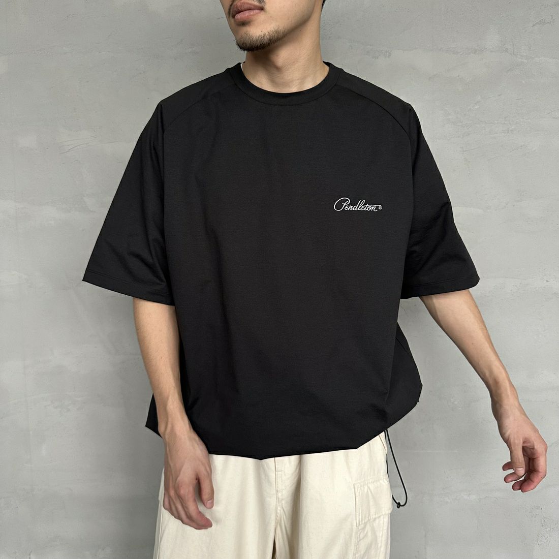 PENDLETON [ペンドルトン] 別注 ドローコード付き ネイティブ柄バックプリントTシャツ [5275-0204-JF] BLACK &&モデル身長：168cm 着用サイズ：L&&