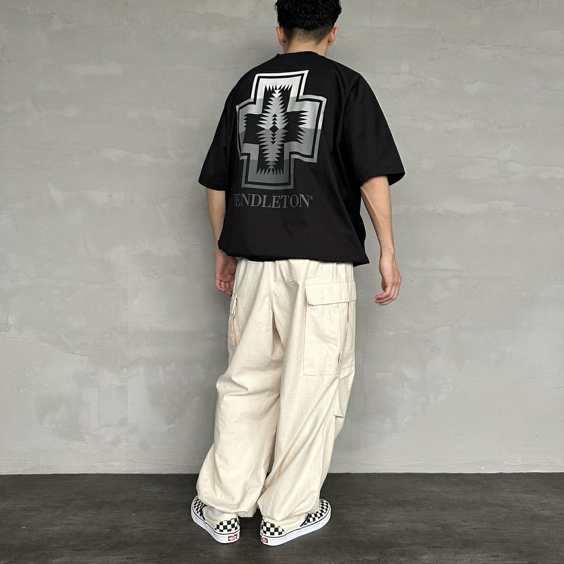 PENDLETON [ペンドルトン] 別注 ドローコード付き ネイティブ柄バックプリントTシャツ [5275-0204-JF] BLACK &&モデル身長：168cm 着用サイズ：L&&