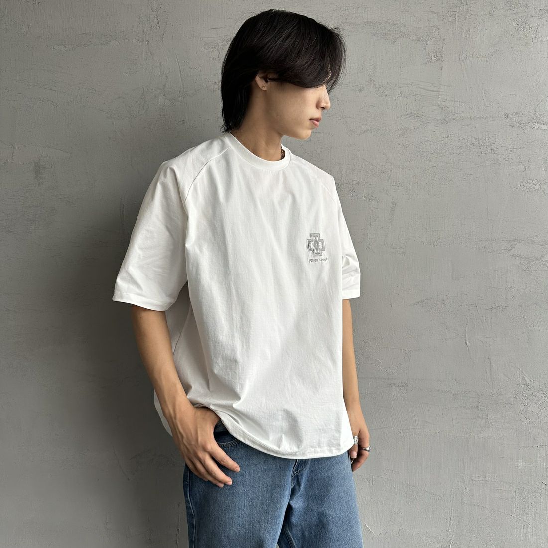 PENDLETON [ペンドルトン] 別注 ドローコード付き ネイティブ柄ワンポイントロゴ刺繍Tシャツ [5275-0205-JF] WHITE &&モデル身長：179cm 着用サイズ：L&&