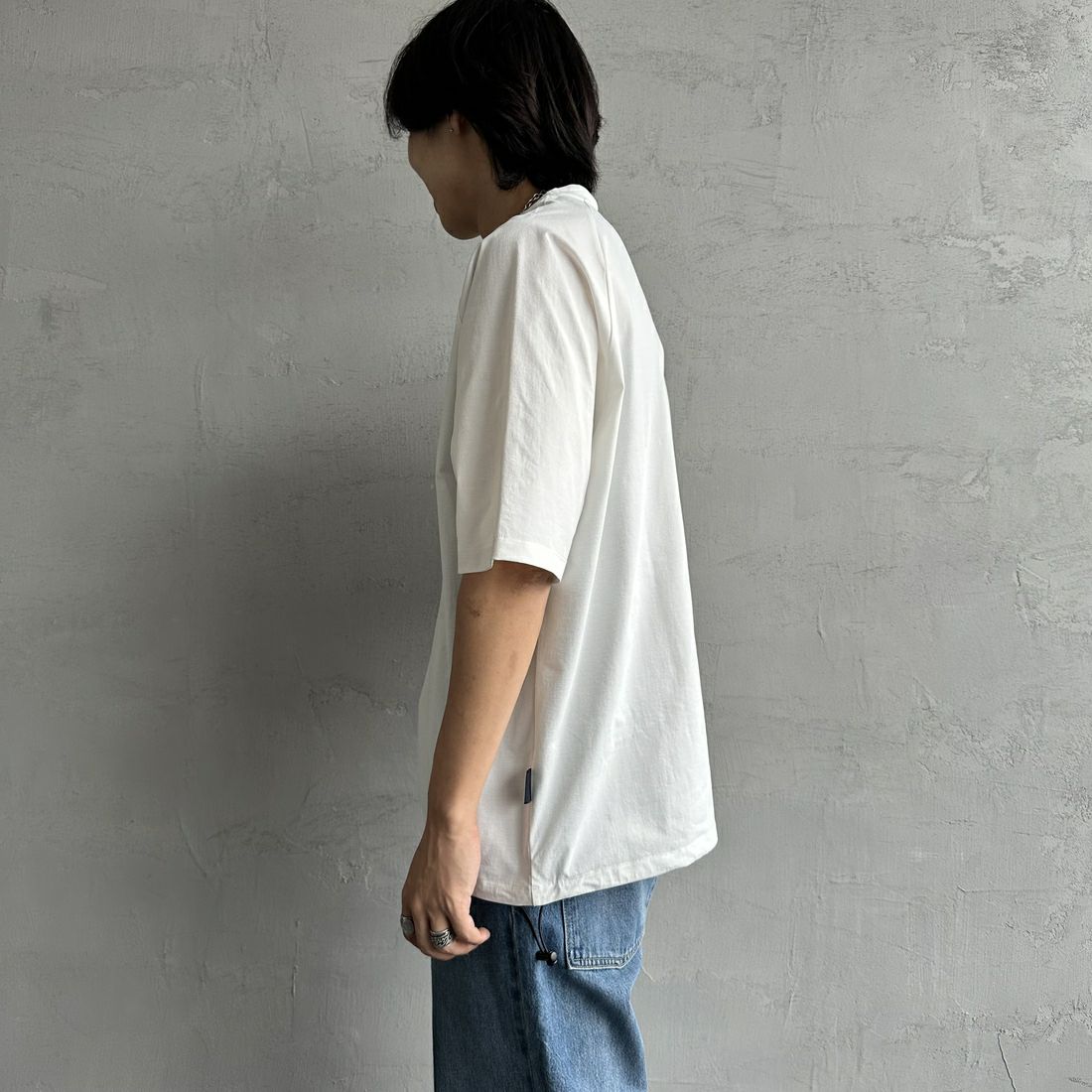 PENDLETON [ペンドルトン] 別注 ドローコード付き ネイティブ柄ワンポイントロゴ刺繍Tシャツ [5275-0205-JF] WHITE &&モデル身長：179cm 着用サイズ：L&&