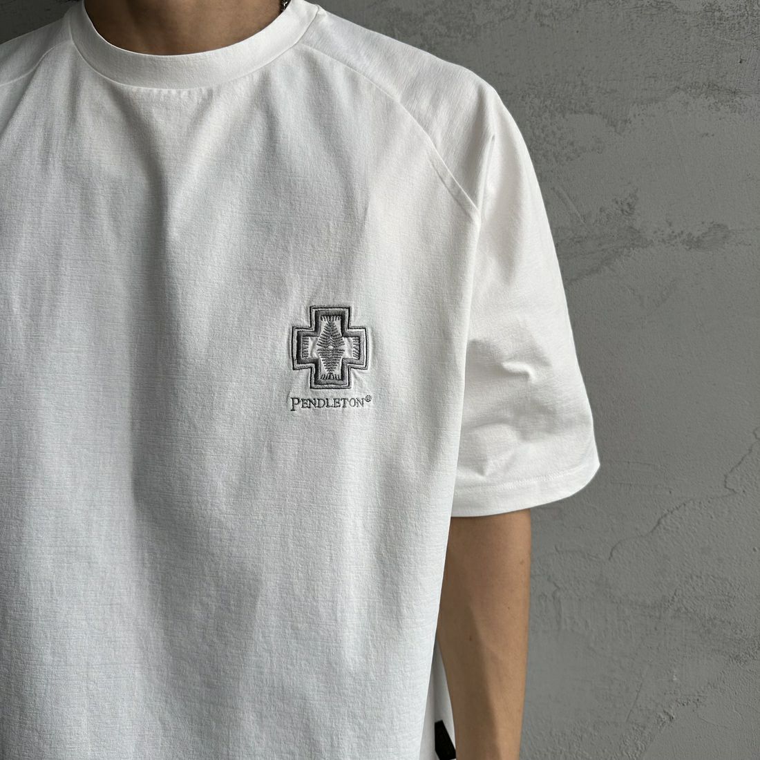 PENDLETON [ペンドルトン] 別注 ドローコード付き ネイティブ柄ワンポイントロゴ刺繍Tシャツ [5275-0205-JF] WHITE