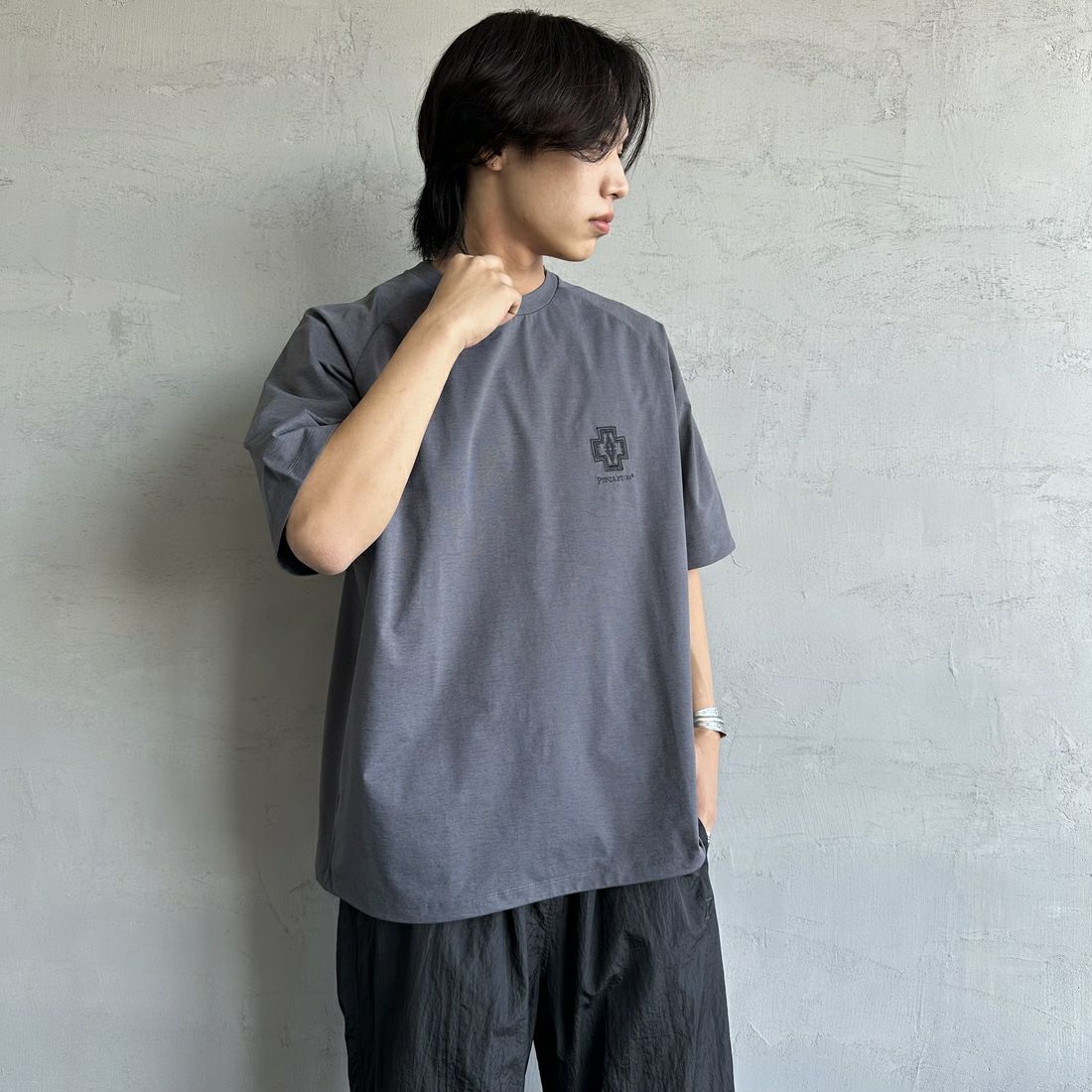 PENDLETON [ペンドルトン] 別注 ドローコード付き ネイティブ柄ワンポイントロゴ刺繍Tシャツ [5275-0205-JF] CHARCOAL &&モデル身長：179cm 着用サイズ：XL&&