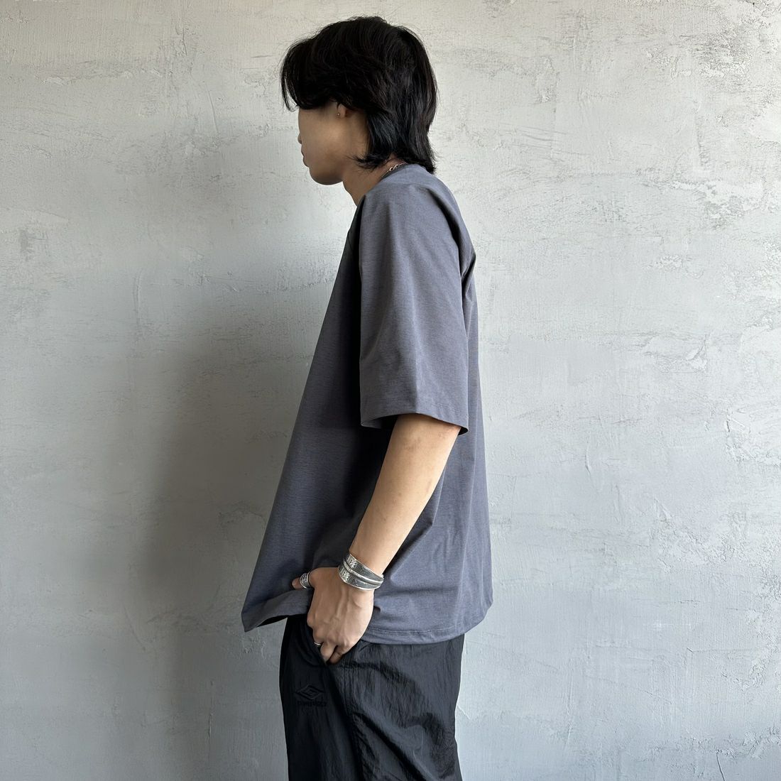 PENDLETON [ペンドルトン] 別注 ドローコード付き ネイティブ柄ワンポイントロゴ刺繍Tシャツ [5275-0205-JF] CHARCOAL &&モデル身長：179cm 着用サイズ：XL&&