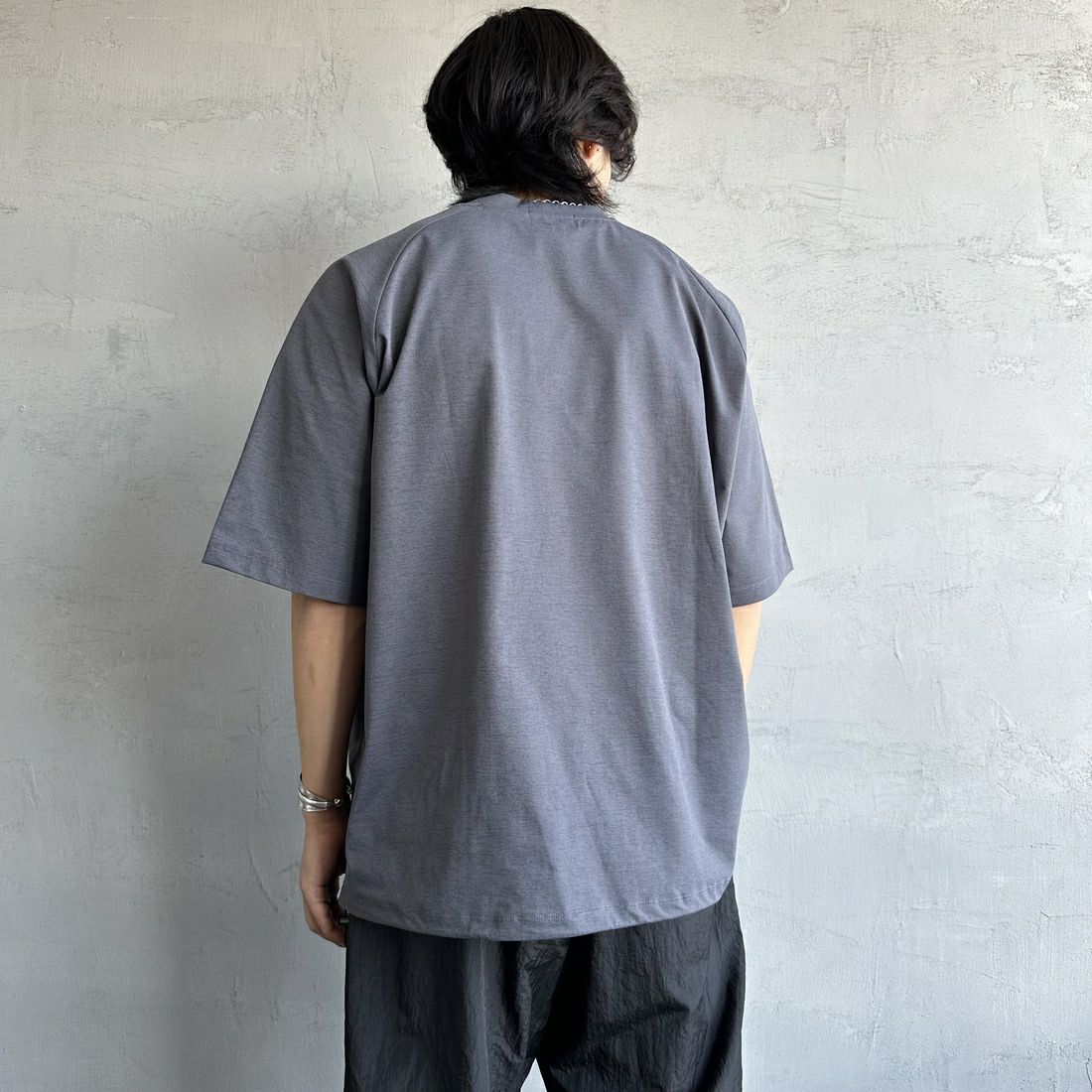 PENDLETON [ペンドルトン] 別注 ドローコード付き ネイティブ柄ワンポイントロゴ刺繍Tシャツ [5275-0205-JF] CHARCOAL &&モデル身長：179cm 着用サイズ：XL&&