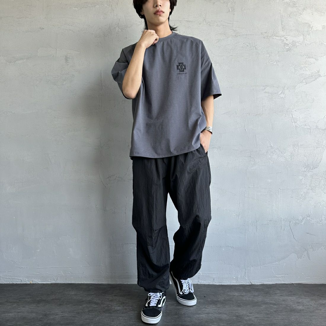 PENDLETON [ペンドルトン] 別注 ドローコード付き ネイティブ柄ワンポイントロゴ刺繍Tシャツ [5275-0205-JF] CHARCOAL &&モデル身長：179cm 着用サイズ：XL&&