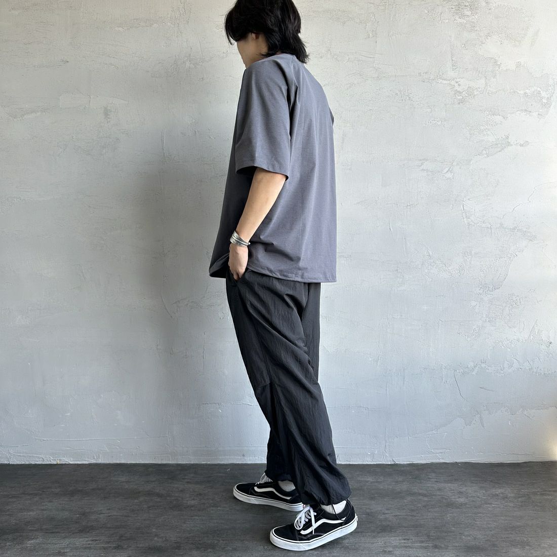 PENDLETON [ペンドルトン] 別注 ドローコード付き ネイティブ柄ワンポイントロゴ刺繍Tシャツ [5275-0205-JF] CHARCOAL &&モデル身長：179cm 着用サイズ：XL&&