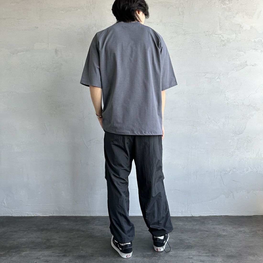 PENDLETON [ペンドルトン] 別注 ドローコード付き ネイティブ柄ワンポイントロゴ刺繍Tシャツ [5275-0205-JF] CHARCOAL &&モデル身長：179cm 着用サイズ：XL&&