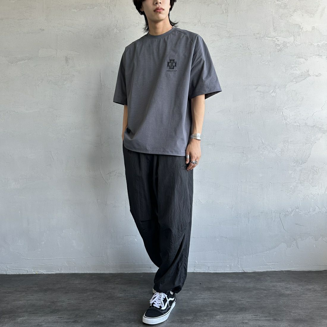 PENDLETON [ペンドルトン] 別注 ドローコード付き ネイティブ柄ワンポイントロゴ刺繍Tシャツ [5275-0205-JF] CHARCOAL &&モデル身長：179cm 着用サイズ：XL&&