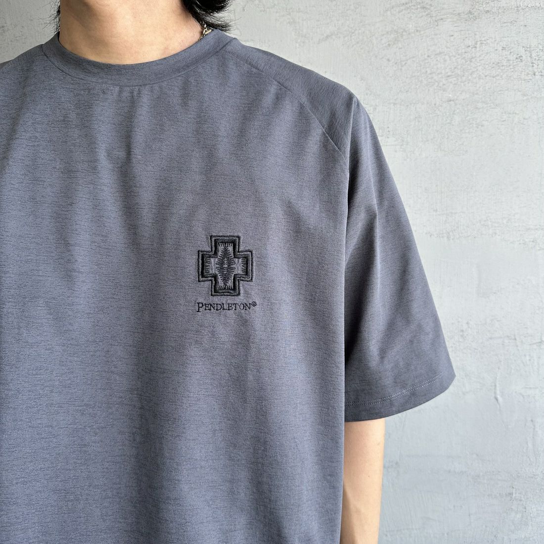 PENDLETON [ペンドルトン] 別注 ドローコード付き ネイティブ柄ワンポイントロゴ刺繍Tシャツ [5275-0205-JF] CHARCOAL