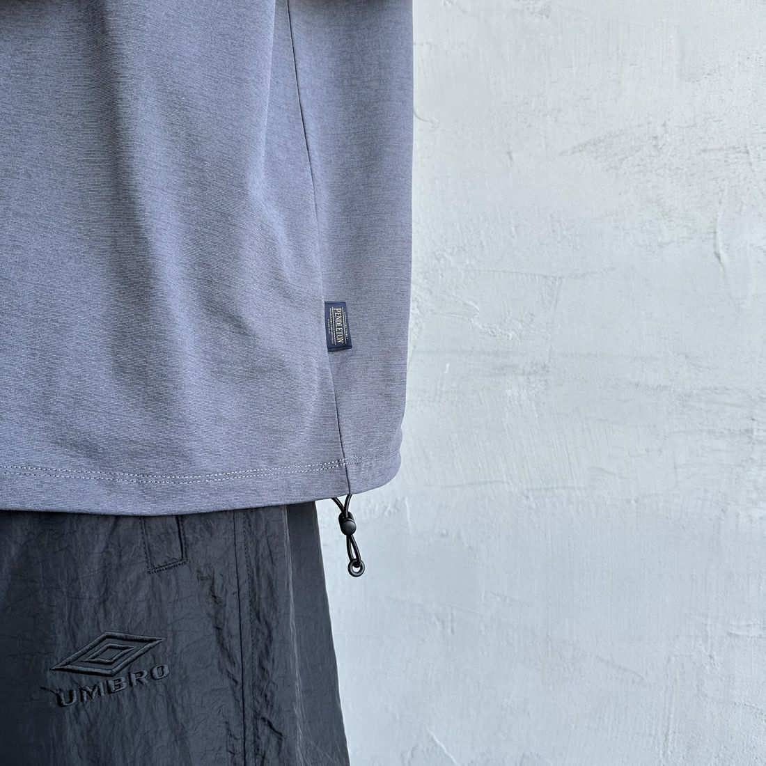 PENDLETON [ペンドルトン] 別注 ドローコード付き ネイティブ柄ワンポイントロゴ刺繍Tシャツ [5275-0205-JF] CHARCOAL