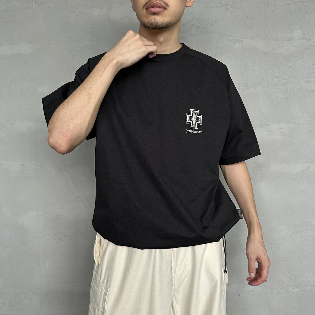 PENDLETON [ペンドルトン] 別注 ドローコード付き ネイティブ柄ワンポイントロゴ刺繍Tシャツ [5275-0205-JF] BLACK &&モデル身長：168cm 着用サイズ：M&&